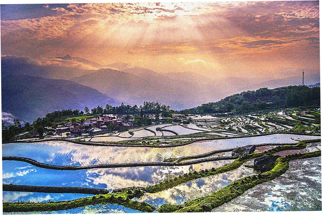 You've got to check out the Li River cruises and explore those amazing karst landscapes.