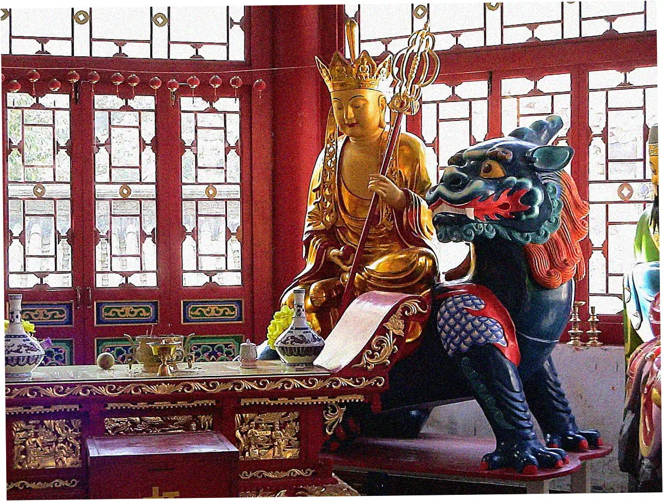If you're wondering what to buy in Shanghai, traditional Chinese crafts and souvenirs are real cultural treasures to take home.