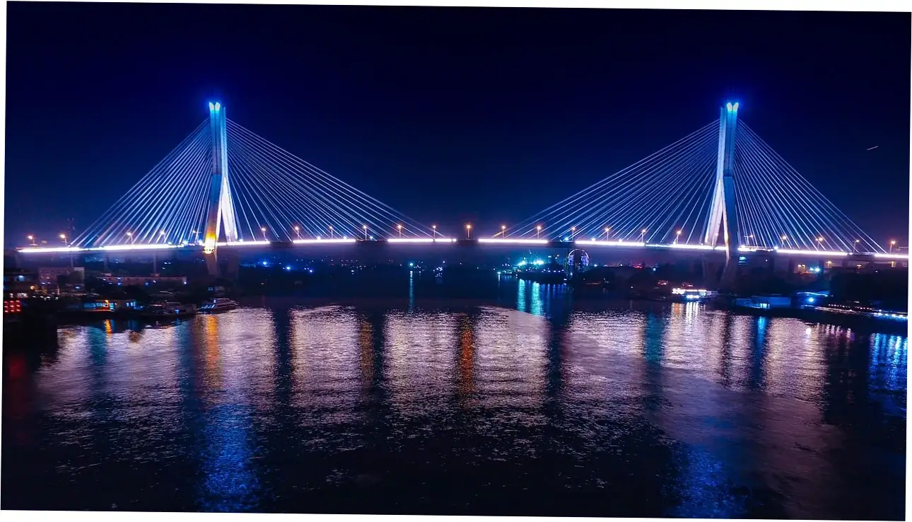 You can enjoy Guangzhou Tower views while taking Pearl River cruises